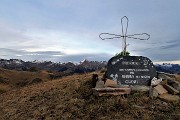 90 Su 'Il Cimetto' (1862 m) croce a ricordo con vista Ca' S. Marco-Fioraro